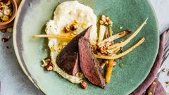 Kose deg litt ekstra med en mør reinsdyrfilet med fløyelsmyk pastinakkpuré og nøttesmør.
