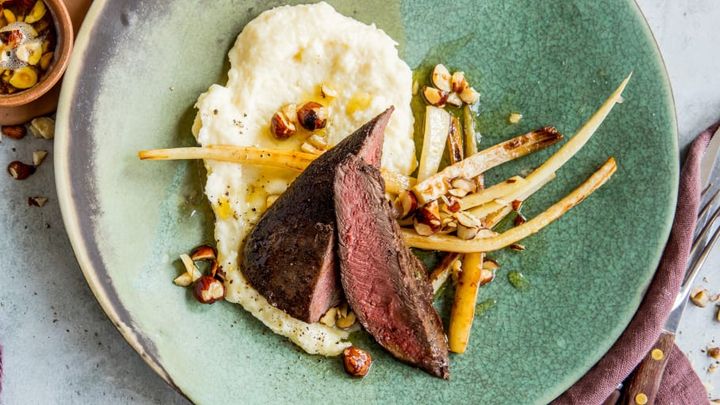 Kose deg litt ekstra med en mør reinsdyrfilet med fløyelsmyk pastinakkpuré og nøttesmør.