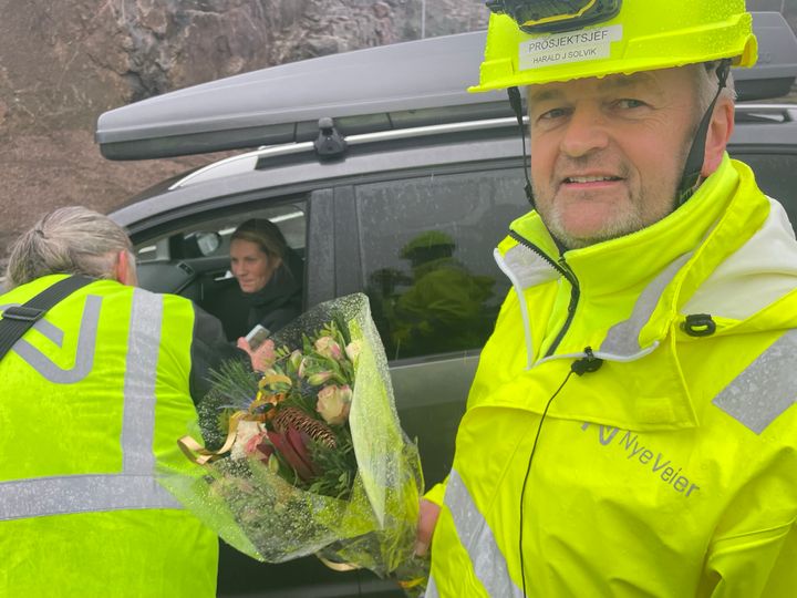 Prosjektsjef Harald J. Solvik overleverte blomster til de første bilistene som kjørte inn på ny, trafikksikker E39 fra Kristiansand til Mandal.
