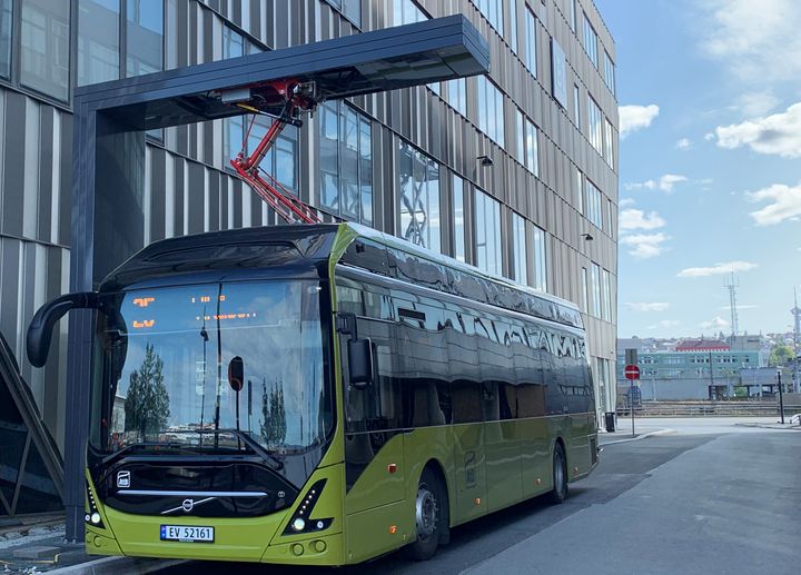 Pantograf-ladere fra ABB skal lade 31 elbusser i Bodø fra sommeren 2021. Bilde fra tilsvarende lading i Trondheim.