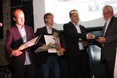 Prisvinnerne Morten Fredheim Solberg, Øystein Sørumshagen og Steinar Ulrichsen fra Sandefjords Blad sammen med juryleder Stig Finslo. Foto: Maciej Krawczyk, Amedia