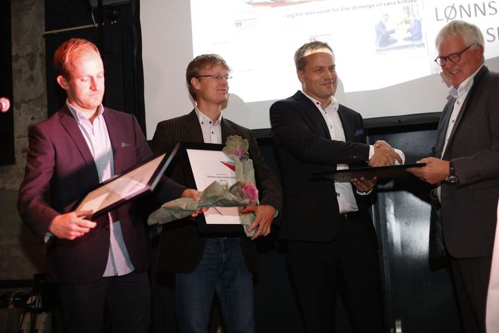 Prisvinnerne Morten Fredheim Solberg, Øystein Sørumshagen og Steinar Ulrichsen fra Sandefjords Blad sammen med juryleder Stig Finslo. Foto: Maciej Krawczyk, Amedia