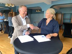 Her signerer konsernsjef Alexandra Bech Gjørv og administrerende direktør Harald Vaagsaar Nikolaisen samarbeidsavtalen under Arendalsuka 2022. Foto: SINTEF
