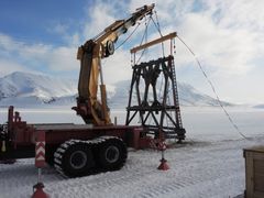 Kranen som benyttes i kulturminneprosjektet på Svalbard er aldri blitt bygget eller testet før. Foto: Store norske
