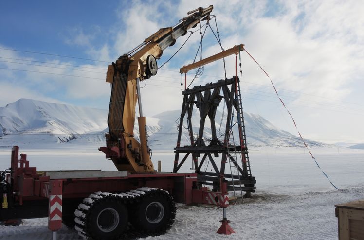 Kranen som benyttes i kulturminneprosjektet på Svalbard er aldri blitt bygget eller testet før. Foto: Store norske