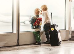 FLY MED BARN: Forberedelser og tålmodighet er viktige stikkord for gjøre flyturen med de yngste til en positiv opplevelse.