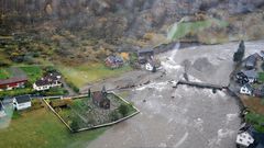 Flyfoto fra flommen i Flåmsdalane i 2014. Flåm kirke fra 1600-tallet lå utsatt til. Foto: Oddleif Løset, NRK