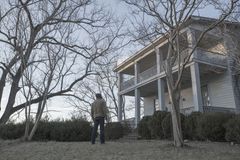 Patrick Fugit i hovedrollen som Kyle Barnes. Outcast har norgespremiere mandag 6. juni klokka 21.55 på FOX. Foto: FOX