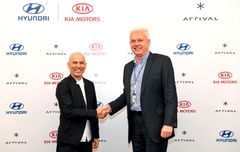 Albert Biermann, President and Head of Research and Development Division for Kia & Hyundai (t.h.) og Denis Sverdlov, Chief Executive Officer hos Arrival, signerte avtalen med en investering på 100 millioner euro.