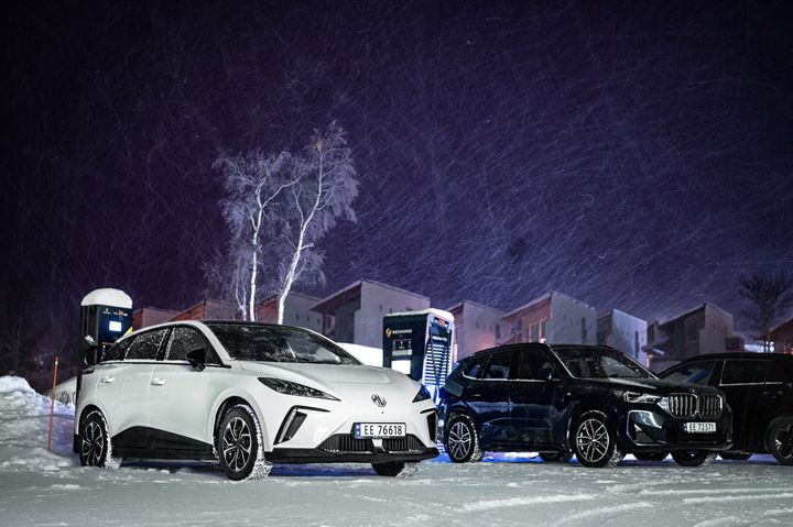 Et kaldt batteri tar mye lenger tid å hurtiglade enn et varmt. Dersom bilen din har mulighet til å forvarme batteriet på vei til lading, blir vinteren enda enklere å hanskes med. Bildet er fra Kilpisjärvi, Finland (foto: Jamieson Pothecary)