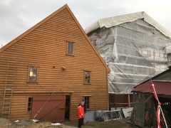 Engøyholmen kystkultursenter har tidlegare fått støtte frå Kulturminnefondet til taket på det eine sjøhuset. Nå er det andre tiltak på dette sjøhuset som skal gjerast. (Foto: Linda C. Herud/Kulturminnefondet)