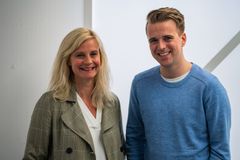 Nyhetsredaktør Karianne Solbrække i TV 2 er svært fornøyd med å ha sikret seg Mathias Fischer som ny kommentator og debattansvarlig i TV 2. Foto: Håvard Solem, TV 2.