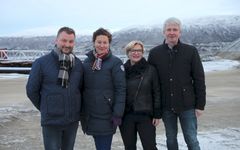 Posten og Brings nye logistikksenter i Tromsø er viktig både for konsernet og byen, mener fra venstre distriktssjef Torstein Stormo, byrådsleder Kristin Stormo, styreleer Frid Fossbakk i Tromsø Havn og distriktssjef Odd-Arne Nilsen. Stormo har ansvaret for logistikkvirksomheten, mens Nilsen er leder for postvirksomheten.