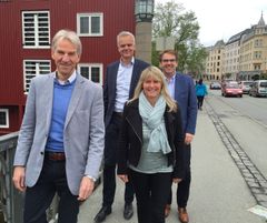 ALLE SAMLET. Fra venstre: styreleder i Euroskolen (Oddbjørn Sve), konsernsjef i Sonansgruppen (Erik Brandt), daglig leder i Euroskolen (Anne Stavelie) og administrerende direktør i Sonans karriere (Per Erling Terjesen).
