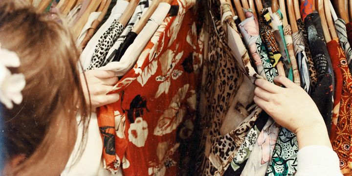 Kjøp av brukte klær er ikke noen viktig del av det norske klesforbruket i dag, men den store oppmerksomheten omkring dette fenomenet kan endre dette, mener forskerne bak ny undersøkelse om våre klesvaner. Foto: Unsplash