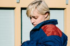 Frida Ånnevik slipper i dag singelen «Elv», der hun har gjendiktet Joni Mitchells «River». Foto: Anne Valeur