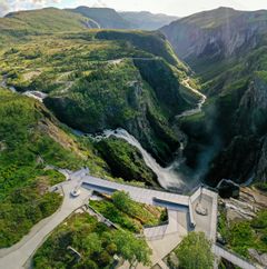 Vøringsfossen, med utsikt mot fjellformasjonen Fossetromma vest for fossen. Foto: Kjetil Rolseth