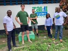 Ingeniører Uten Grenser har et team i Dar es Salaam, Tanzania. Her bidrar IUG-ingeniører til å sette opp en mobil gjenvinningsstasjon for innsamlet havplast. IUG-ingeniørene David Osbourne og John Anders Ingebo sammen med gode samarbeidspartnere. Foto: IUG