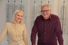 Stina Sjurelv Hansen har deltidsjobb hos optiker Wegar Hogstad på Kongsberg ved siden av studiene.