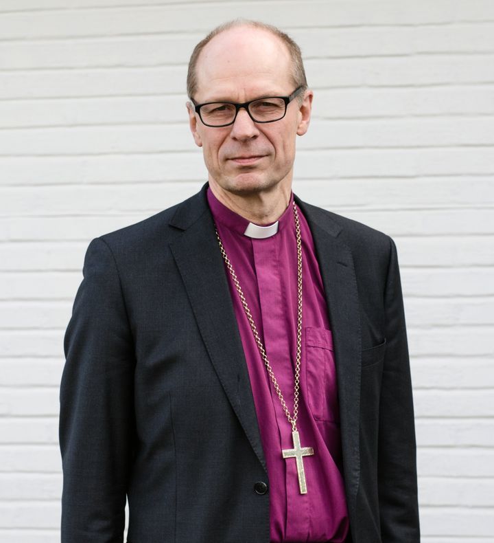Biskop i Nord-Hålogaland Olav Øygard beklager overfor konfirmantene i Kautokeino. Foto: Hege Flo Øfstaas