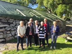 Bygninger som har kommet ut av opprinnelig bruk representerer muligheter. Naustet ved Utstein kloster i Rennesøy kommune, Rogaland, er satt i stand og brukes i dag som gårdsbutikk. Et godt eksempel på ny bruk. Her fra en befaring med Kulturminnefondets styre før arbeidet med å sette i stand naustet startet. F.v. underdirektør Eli Heirung, styreleder Helen Bjørnøy, nestleder Jon Birger Østby, eier Inger Lise Schanche Rettedal, styremedlem Elisabeth Sjo Jespersen, styremedlem Per Kyrre Reymert og Elin Schanche. (Foto: Kulturminnefondet)