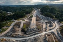 Bygging av firefelts motorvei for 110 km/t gir store naturinngrep. Her fra Dølebrukrysset i Lindesnes kommune, E39, mellom Kristiansand og Mandal. Foto: Espen Mills