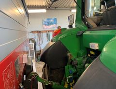 ENKEL MONTERING: Kraftig dobbeltsidig teip er det som skal til for å montere sensorene fra SoilMate på traktor og redskap