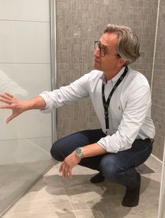 BRUK FINGRENE: – Du kan også lære mye om vannkvaliteten der du skal flytte, ved å se på dusjkabinettet, sier Owren. Foto: Emma Wold/ifi.no