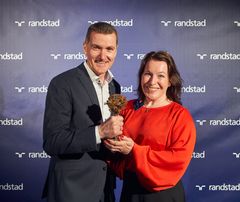 DNV GL mottok prisen for Årets mest attraktive arbeidsgiver. Fra venstre Håkon R. Svebak, Employer Branding Manager, og Kristina Dahlberg, Senior Consultant Employer Branding. Foto: CatchLight Fotostudio AS