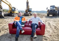 Eiendomssjef Bård Lund-Stang Valasjø i IKEA og prosjektleder Svein Olav Busk markerer starten på byggearbeidene på Ringsaker.