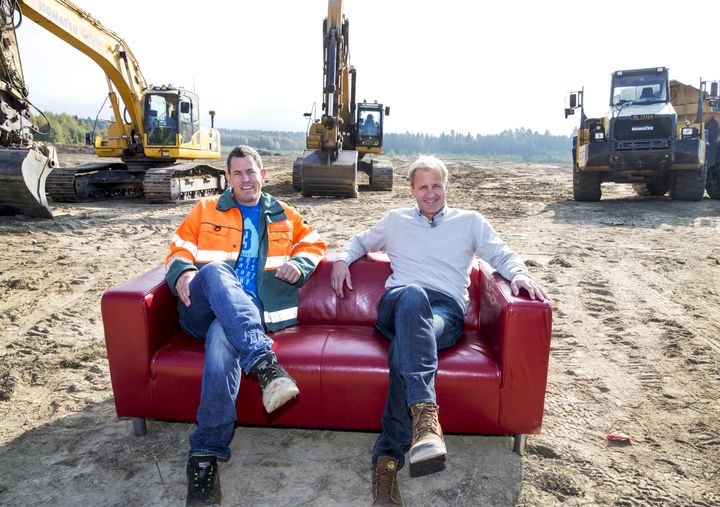 Eiendomssjef Bård Lund-Stang Valasjø i IKEA og prosjektleder Svein Olav Busk markerer starten på byggearbeidene på Ringsaker.