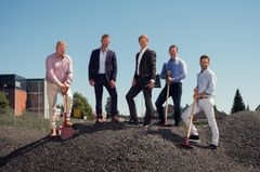 Til stede under signeringen var (fra venstre) Rune Carlsen, prosjektdirektør Bertel O. Steen Eiendom AS, Terje Kaasa Larsen, daglig leder i Norske Stålbygg AS, Øivind Solbakken, konserndirektør Bertel O. Steen Eiendom AS, Karsten Andersen, prosjektleder Bertel O. Steen Eiendom AS og Joe Thorstensen, prosjektleder i Norske Stålbygg AS. Foto: Bertel O. Steen / André Skjelin Ottosen