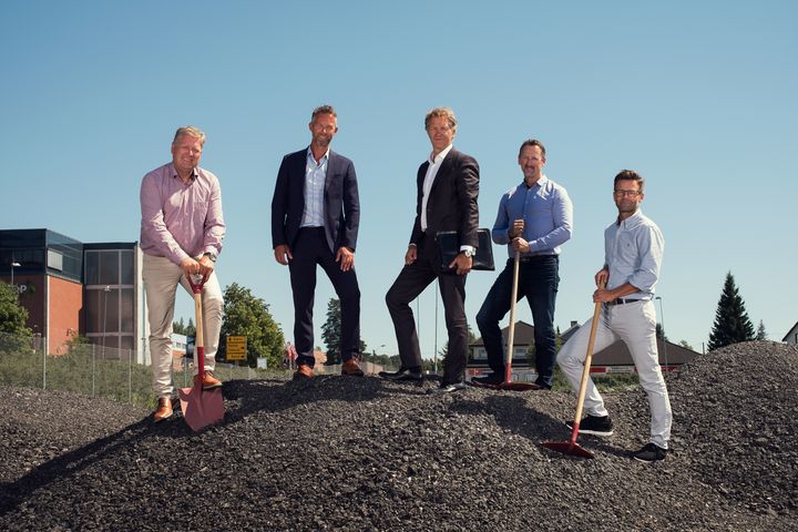 Til stede under signeringen var (fra venstre) Rune Carlsen, prosjektdirektør Bertel O. Steen Eiendom AS, Terje Kaasa Larsen, daglig leder i Norske Stålbygg AS, Øivind Solbakken, konserndirektør Bertel O. Steen Eiendom AS, Karsten Andersen, prosjektleder Bertel O. Steen Eiendom AS og Joe Thorstensen, prosjektleder i Norske Stålbygg AS. Foto: Bertel O. Steen / André Skjelin Ottosen