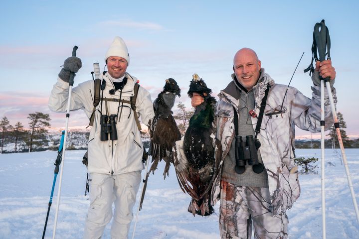 TIURJAKT: Lasse reiser til Snåsa i Trøndelag for å jakte tiur  sammen med skikongen Frode Estil. Foto: Christer Rognerud/TV 2