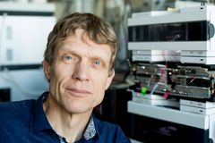 Professor Vincent Eijsink ved NMBU er ekspert på enzymer. Han gleder seg til å samarbeide med kjemikere ved UiO. Foto: Håkon Sparre/NMBU
