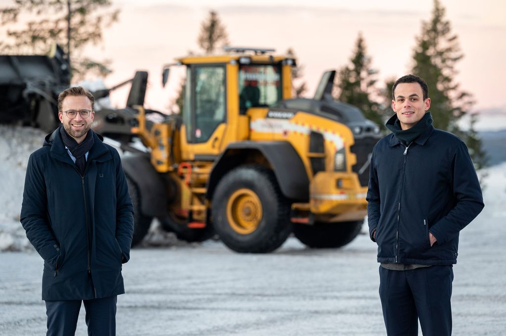 Trondheim og Oslo kommune får 10 millioner i en førkommersiell anskaffelse for at de sammen skal invitere entreprenører, gründere og forskere til en konkurranse om å lage den beste nye måten å håndtere forurenset snø på. Prosjektleder i Oslo kommune Isak Solomon sammen med Kommunal- og moderniseringsminister Nikolai Astrup. Foto: Skjalg Bøhmer Vold