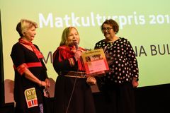 En rørt prisvinner Maret Ravdna Buljo fikk prisen overrakt av landbruks- og matminister Olaug Bollestad. Til venstre: Direktør i stiftelsen Matmerk Nina Sundqvist. Foto: Matmerk