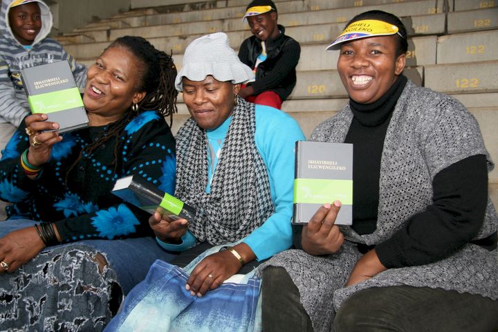 Sør-Afrika er en av gigantene når det gjelder bibelspredning i Afrika. Her representert av Ndebele-kvinner med nye bibler - på sitt eget språk. (Foto: Bible Society of South Africa/Francois Sieberhagen)