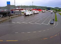 Ulovlig parkering på Bodø ferjekai, som trailerne til venstre, vil nå bli bøtelagt. Foto: Statens vegvesen