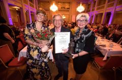 Kristian Kåss Furuseth, mottok prisen på vegne av sin datter. Her flankert av generalsekretær Grete Herlofson (tv) og organisasjonsleder Ellen-Sofie Egeland. Foto: Per-Åge Eriksen