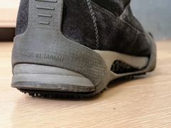 BRUTALE BRODDER: Løse brodder under skoene kan enkelt tas av. – De har ingenting å gjøre innendørs, sier Kristian Owren hos IFI. (Foto: Robert Walmann/ifi.no)