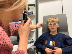 Synsundersøkelsen danner grunnlaget for om barn trenger briller. Den må foreldrene betale selv (Foto: Dag Øyvind Olsen).