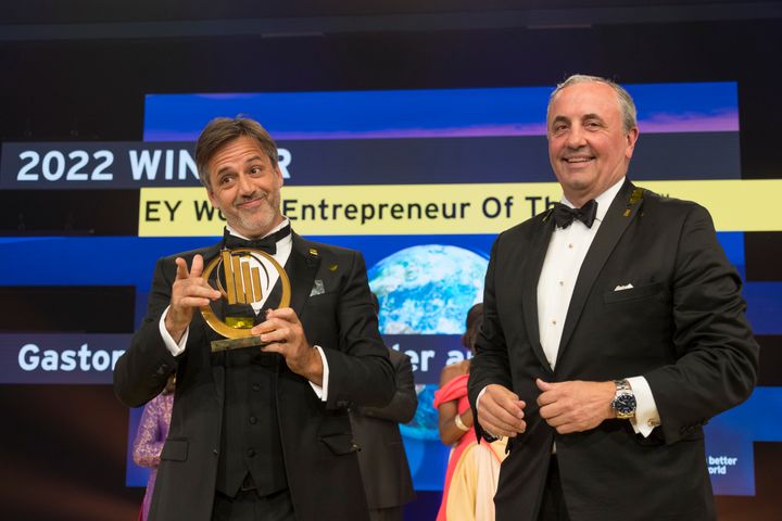 Gaston Taratuta, vinner av EYs World Entrepreneur of the Year 2022 sammen med Carmine de Sibio, global toppsjef i EY. Foto: EY