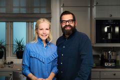 Kostholdsekspert og lege Berit Nordstrand sammen med programleder Klaus Sonstad i den nye TV 2-serien «Bra godt». Foto: TV 2
