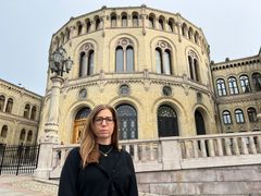 Tina Alvær foran Stortinget (Foto: Ola Gimse Estenstad)