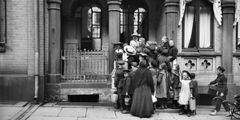 Matkø ved et dampkjøkken i Oslo i 1896. Ved valget i 1898 var det første valget der folk på fattigunderstøttelse ble suspendert. Foto: Oslo museum