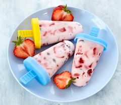 Kjempegode ispinner med yoghurt og jordbær.
