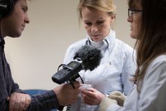 BBCs Neil McCarthy, NRKs Marit Higraff og forsker Kanar Alkass på Karolinska Institutet i Stockholm. Foto: Øyvind Bye Skille, NRK