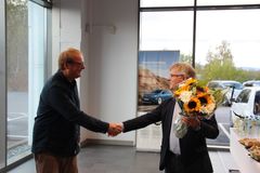 Daglig leder Erik Gjellan fikk blomster fra Møller Eiendom - Isak Oksvold, som er direktør for miljø og bærekraft, sto for overleveringen.