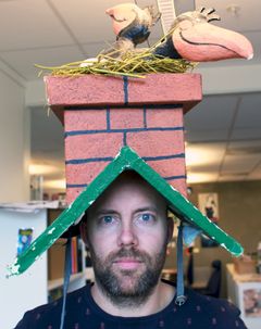 Donald-redaktør Marius Molaug har lånt Petter Smarts tenkehette. Det har gitt ham en klar fordel da han skulle lære seg koding.
